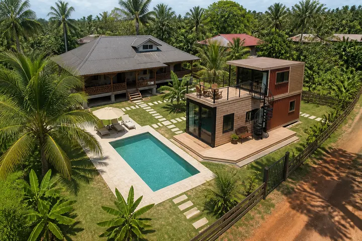 Pandangan udara: cabin, kolam renang dan rumah homestay